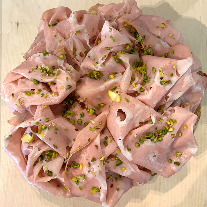 F25-MORTADELLA, STRACCIATELLA DI BURRATA E PISTACCHIO