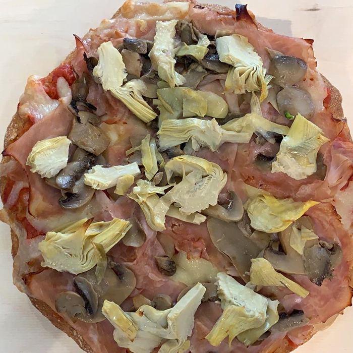 F26-LA CAPRICCIOSA (PROSCIUTTO COTTO, FUNGHI E CARCIOFI)